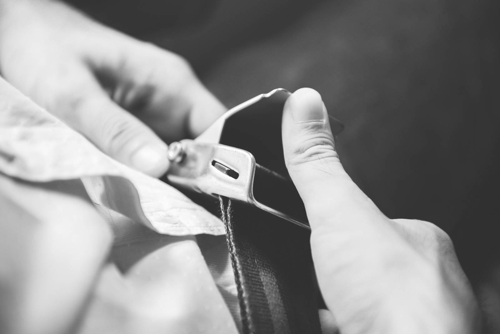 Una cintura di sicurezza che viene allacciata