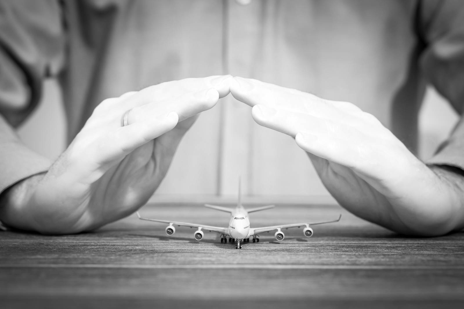 Mani che proteggono un modellino di aereo di linea